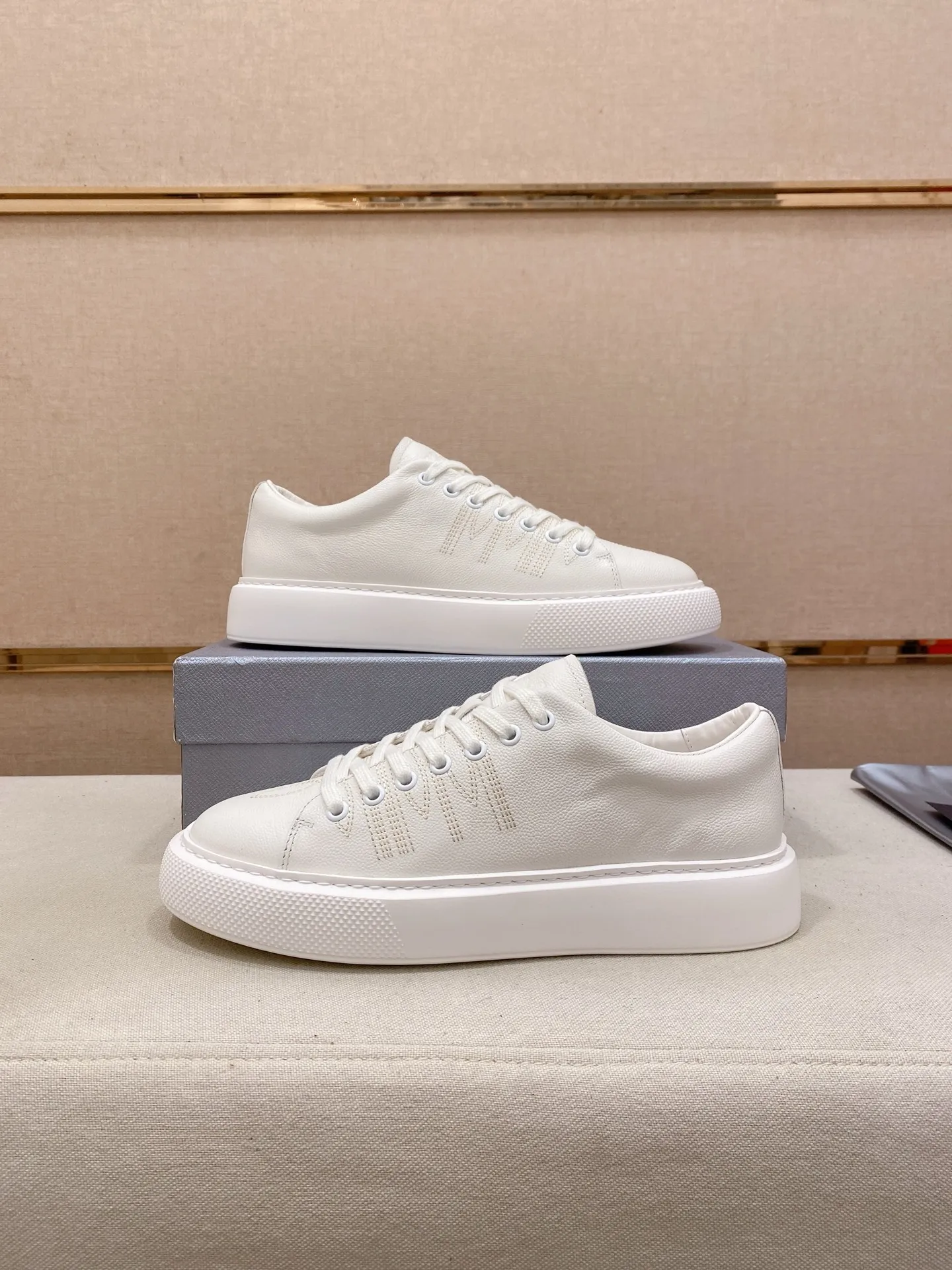 Factory price 560💰 ✔️✔️✔️Higher version High-quality new PRADA (Prada) counters are launched simultaneously. The new men's shoes and 😘fabric are made of selected first-layer cowhide with superb craftsmanship. Lining: Full cowhide lining. 👍🏿 High-end ☄️ air-cushion molded anti-slip rubber outsole, exquisite lines, simple and elegant, comfortable and high-end for leisure travel. Code number: 38 to 45
